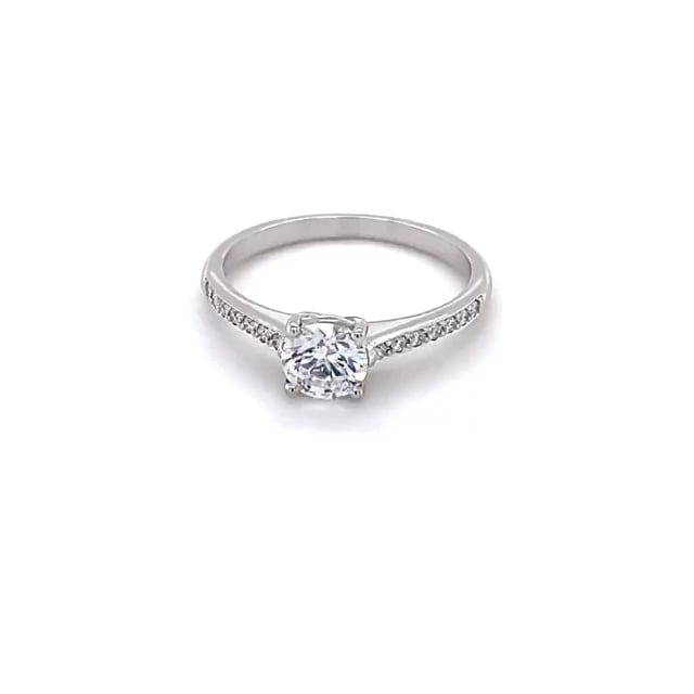 0.50 quilates anillo solitario en platino con 4 uñas y diamantes en los lados