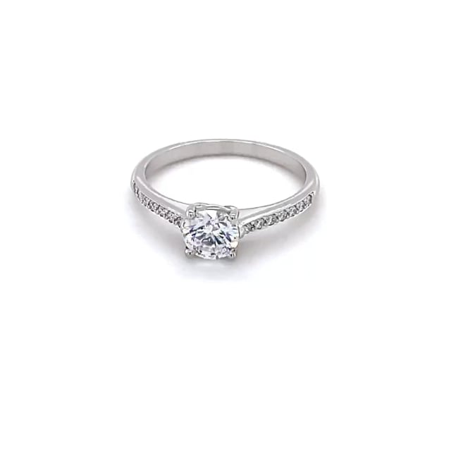 0.70 karaat solitaire ring in platina met vier griffen en zijdiamanten