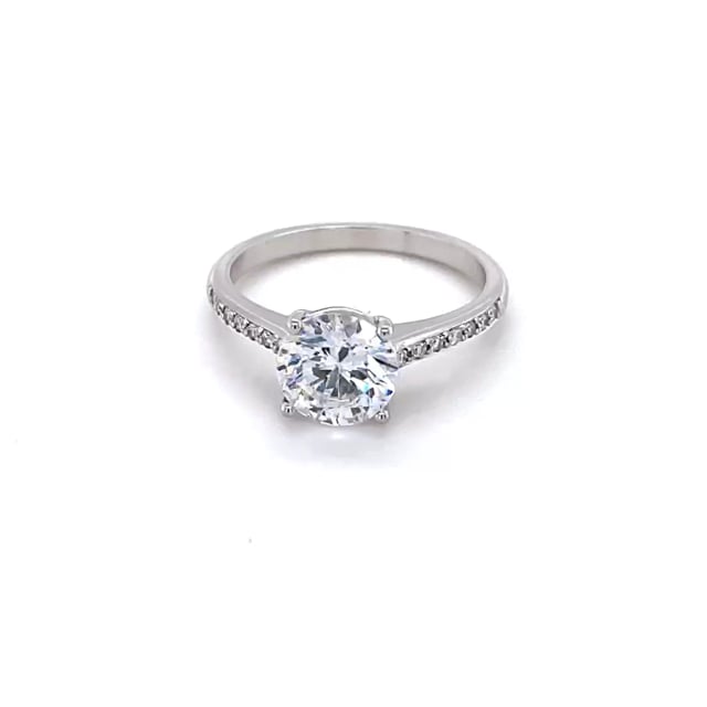 1.50 carats bague solitaire en or blanc avec quatre griffes et diamants sur les côtés