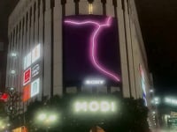 二〇二二年放映の《OIOI CITY crossing vision》。 街頭ビジョンで作品が流れている瞬間を、 通行人とともに公式が記録したもの。