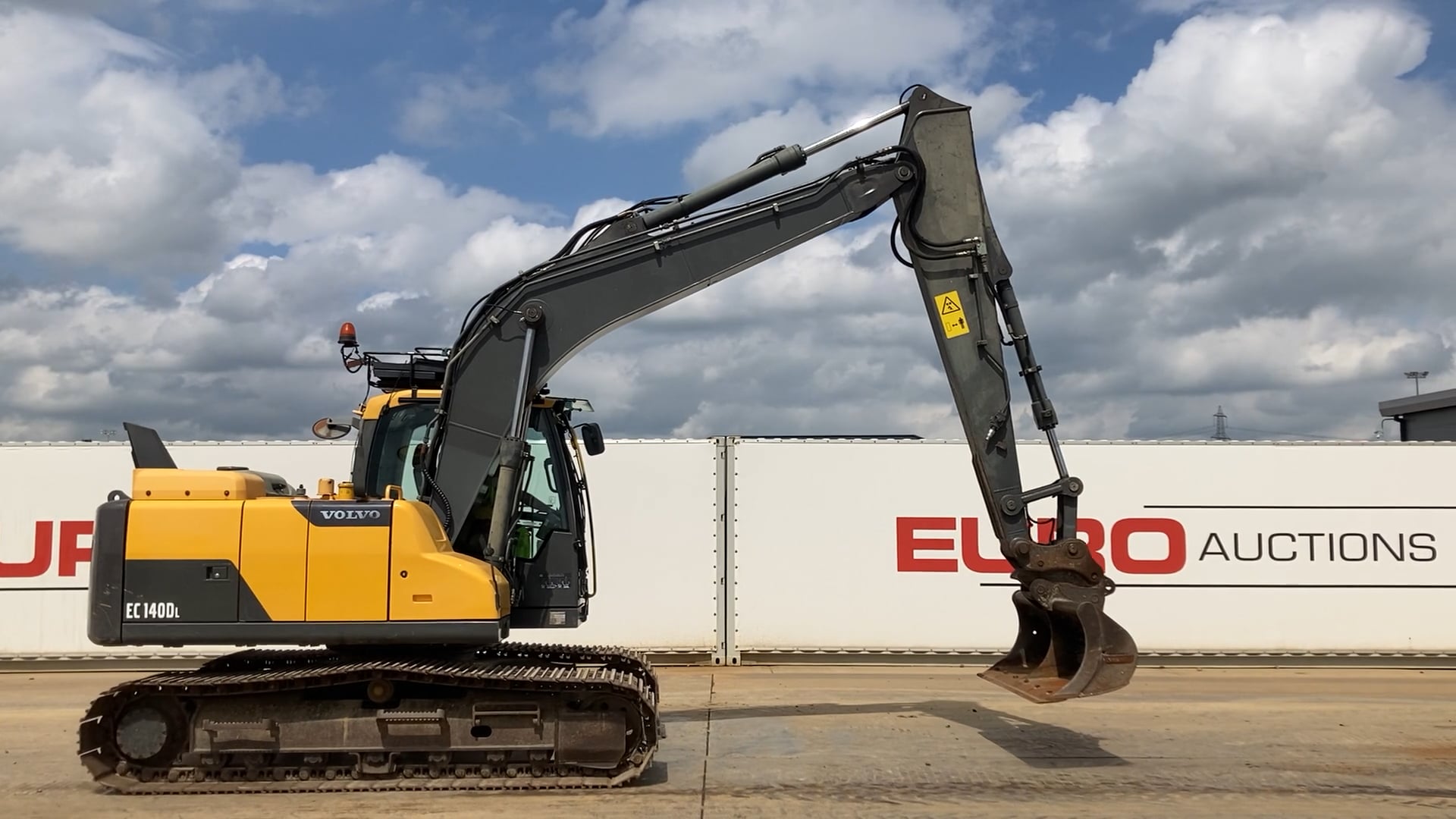 Volvo EC140DL 700mm Pads - Leeds June 22 on Vimeo