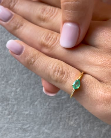 Video: Gold Emerald Diamonds Ring 1.176grs
