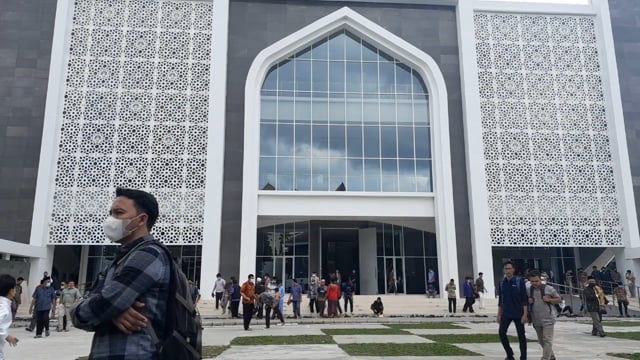 Exiting a mosque