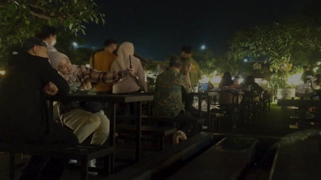 Couple at food court