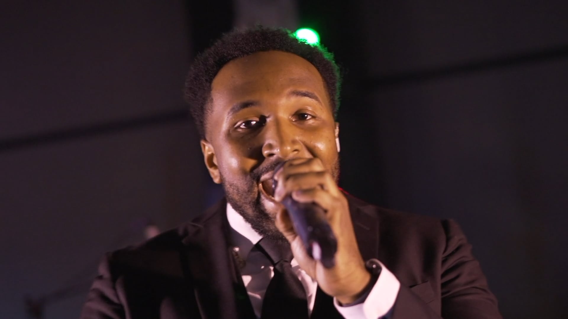 Jamall sings "This Is How We Do It"