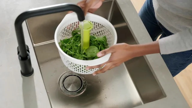 Passoire Spindola™ pour essorage de salade dans l'évier