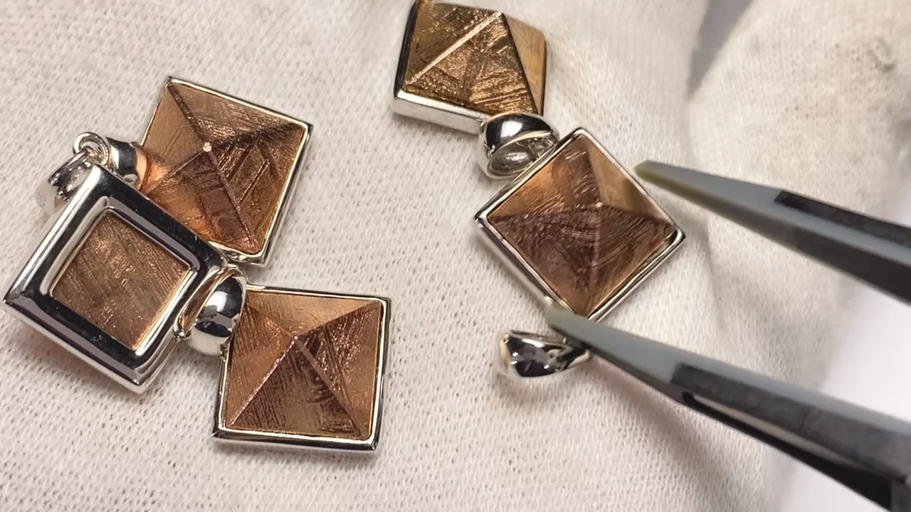 メテオライト（ムオニナルスタ隕石 産地・スウェーデン） ピラミッド型