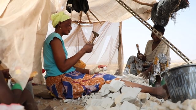 Dur labeur pour la « Vieille femme mariée » - Vidéo ePOP