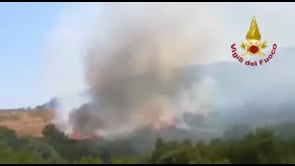 Incendio tra Capoterra e Sarroch, mezzi aerei in azione in Sardegna