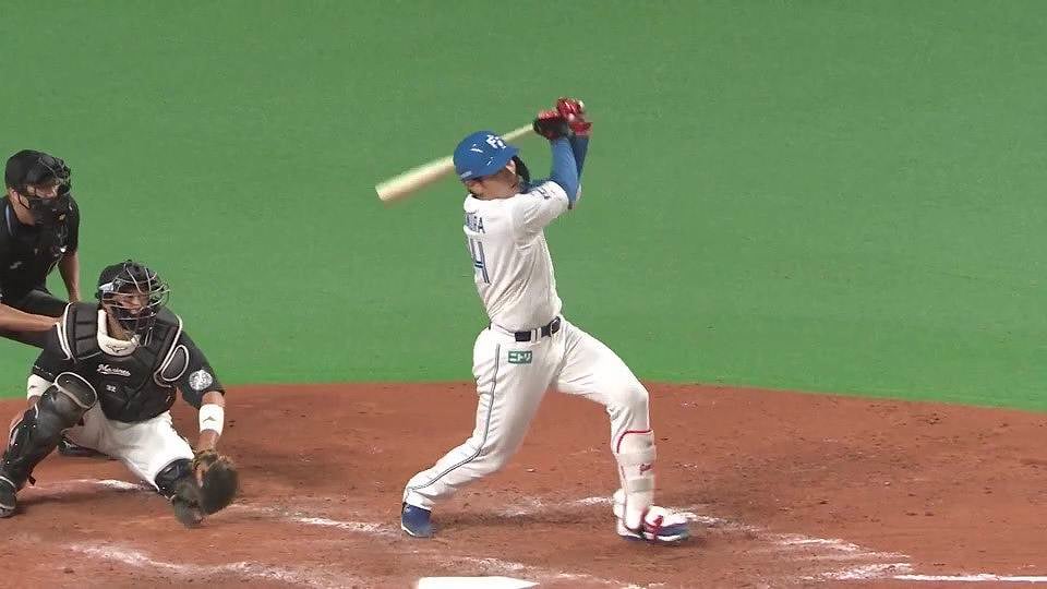 【4回裏】久々の一発!! ファイターズ・野村佑希 左中間へのホームランで1点差に!! 2022年6月18日 北海道日本ハムファイターズ 対 千葉ロッテマリーンズ