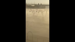 Effetto tempesta di sabbia a causa dei forti venti in Normandia