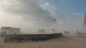Francia, il forte vento solleva la sabbia a Ouistreham