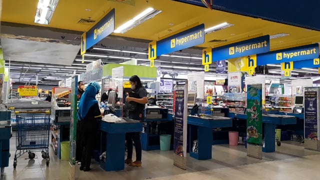 People at the supermarket