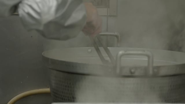 何茹でてんの？煮物？あ、貝か〜