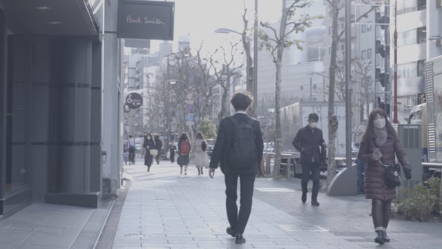  緊張の面持ちで面接会場に向かう就活生