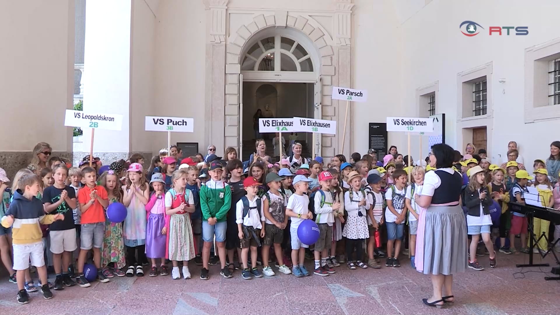 volksschulkinder-singen-in-der-altstadt