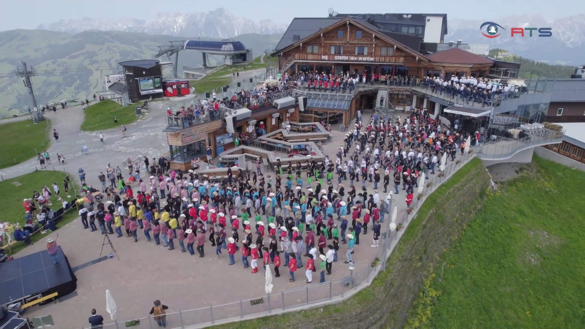 der-weltrekord-fuer-den-hoechstgelegenen-line-dance-workshop-wurde-auf-der-schmitten-geknackt