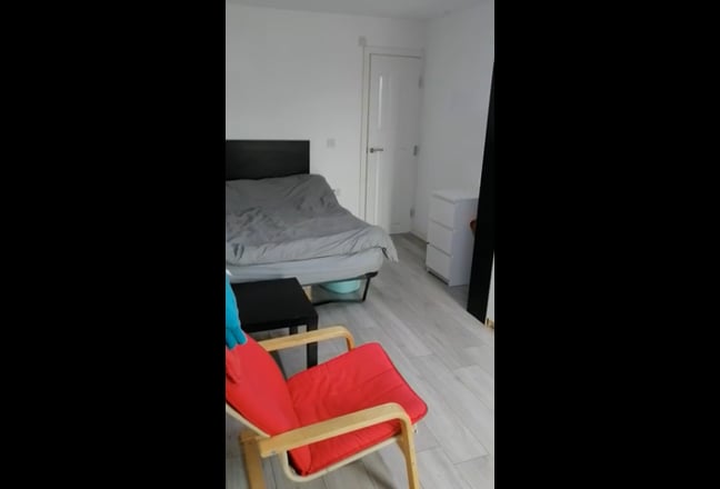 All Bills Inclusive One Bedroom Flat &pound;179 Pw 22/12 Main Photo