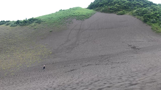 砂丘を歩く人