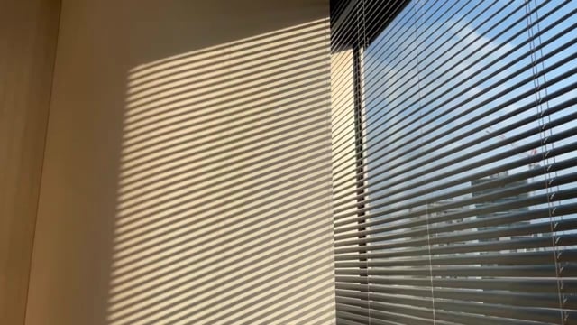 ブラインドと日差しの波その１
