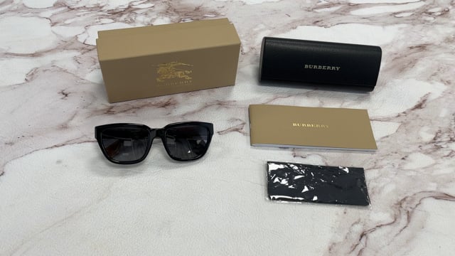 Burberry Sunglasses Women display picture 2