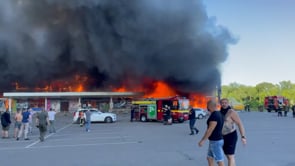 Il centro commerciale di Kremenchuk in fiamme dopo il bombardamento dei russi