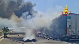 autocarro-carico-di-angurie-in-fiamme-sull-autostrada-a16-paura-e-caos