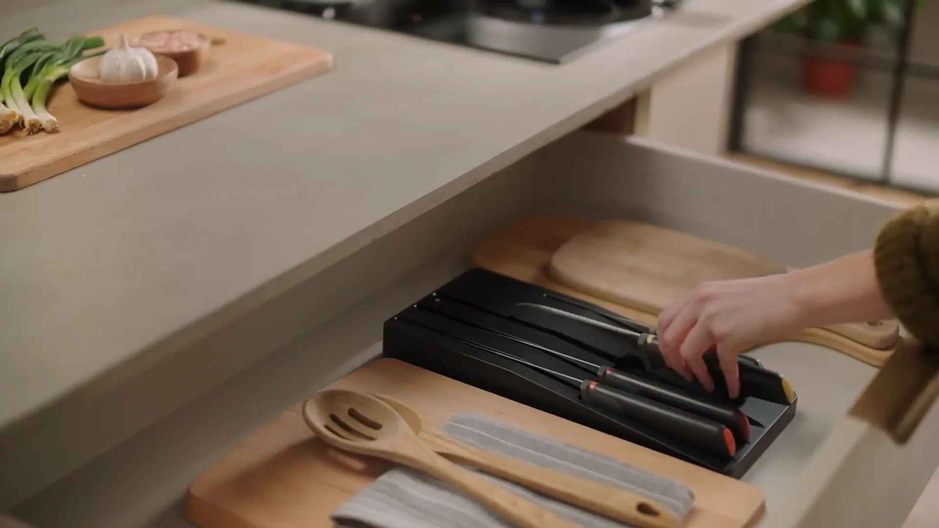 Joseph Joseph Elevate™ Knives SlimBlock 5-piece Knife Set with Sharpener  10537 on Vimeo