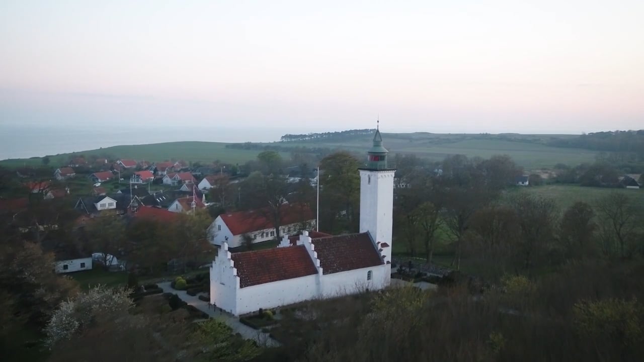 Videoen af Tunø Fyr er filmet med vores drone, som vi bl.a. bruger i forbindelse med vedligeholdelsesopgaver til at føre tilsyn med fyrtårnenes høje facader.
