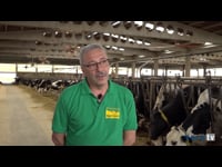 "Los ventiladores en la sala de ordeño refrigeran al personal y a los animales que se están ordeñando"