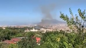 Le immagini del grosso incendio nel quartiere Capodimonte di Napoli