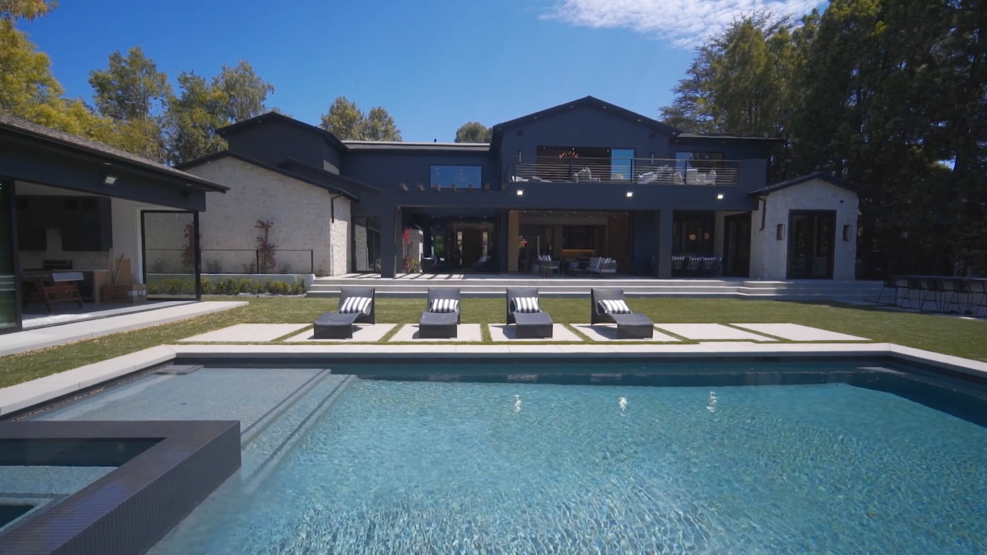 Adi Livyatan presents 15825 Woodvale Rd, Encino, CA 91436 on Vimeo