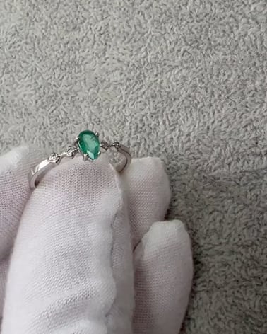 Video: Gold Emerald Diamonds Ring 1.296grs
