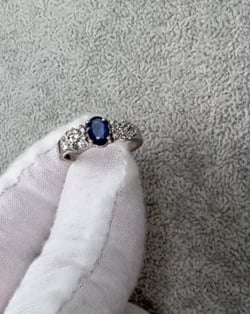 Vidéo: Bague Or Blanc Saphir et diamants 2.934grs