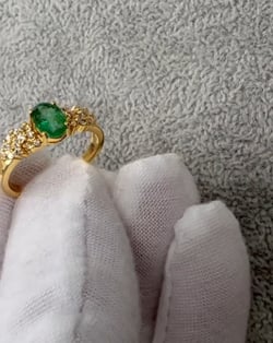 Vídeo: Anillo de Oro Esmeralda y diamantes
