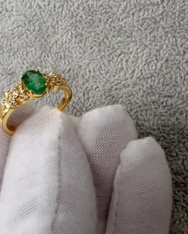 Video: Gold Emerald Diamonds Ring