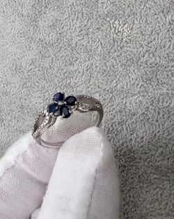 Vidéo: Bague Or Blanc Fleur Saphir et diamants 1.95grs