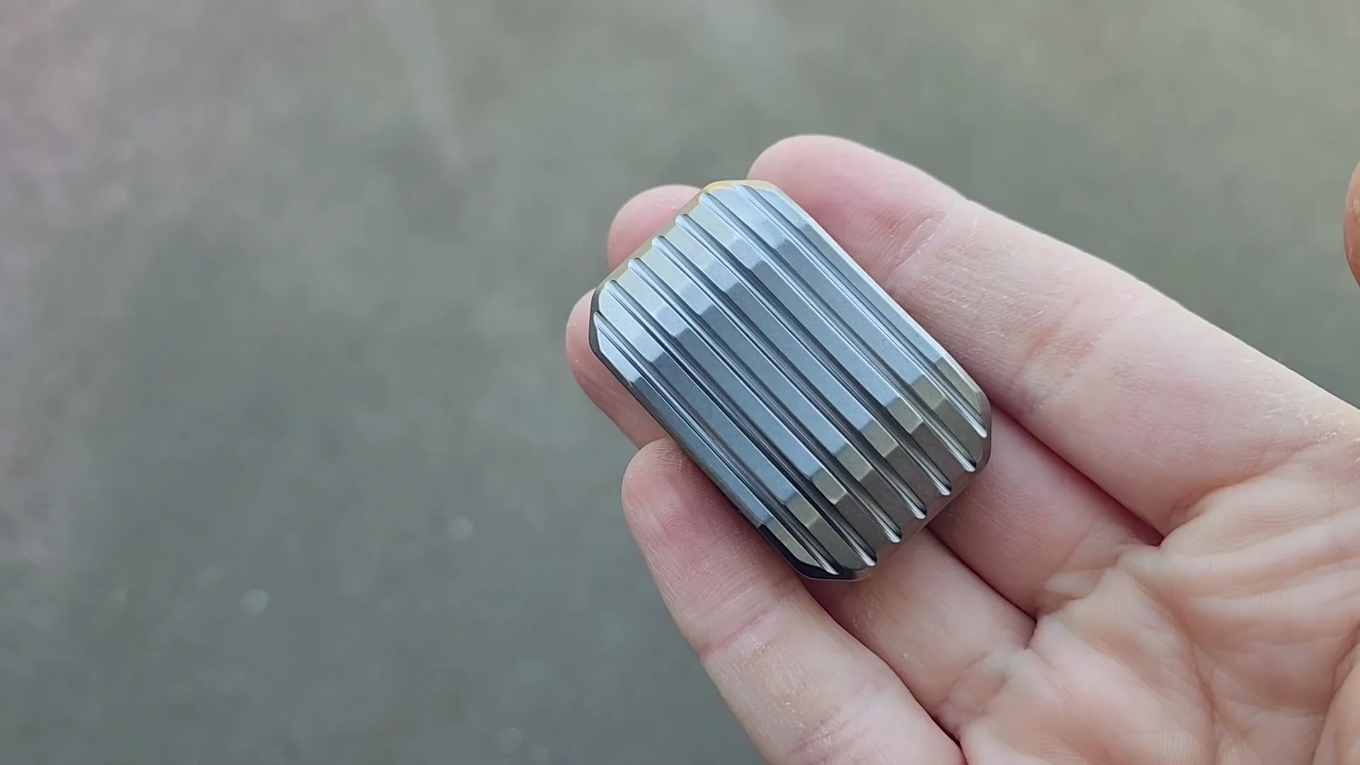 Egg Slicer™ - 3-Click Titanium Slider – Magnus Fidgets