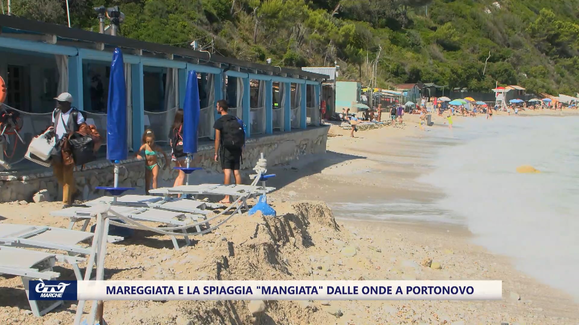 La burrasca e le mareggiate, una fetta di spiaggia a Portonovo mangiata dalle onde - VIDEO