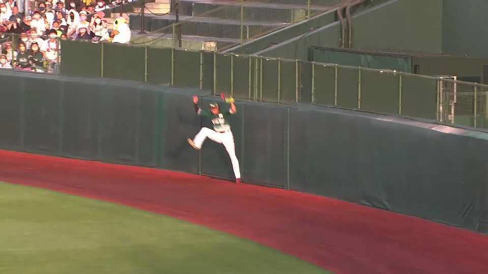 【7回表】イーグルス・西川遥輝 フェンスにぶつかりながらジャンピングキャッチ!! 2022年7月10日 東北楽天ゴールデンイーグルス 対 埼玉西武ライオンズ
