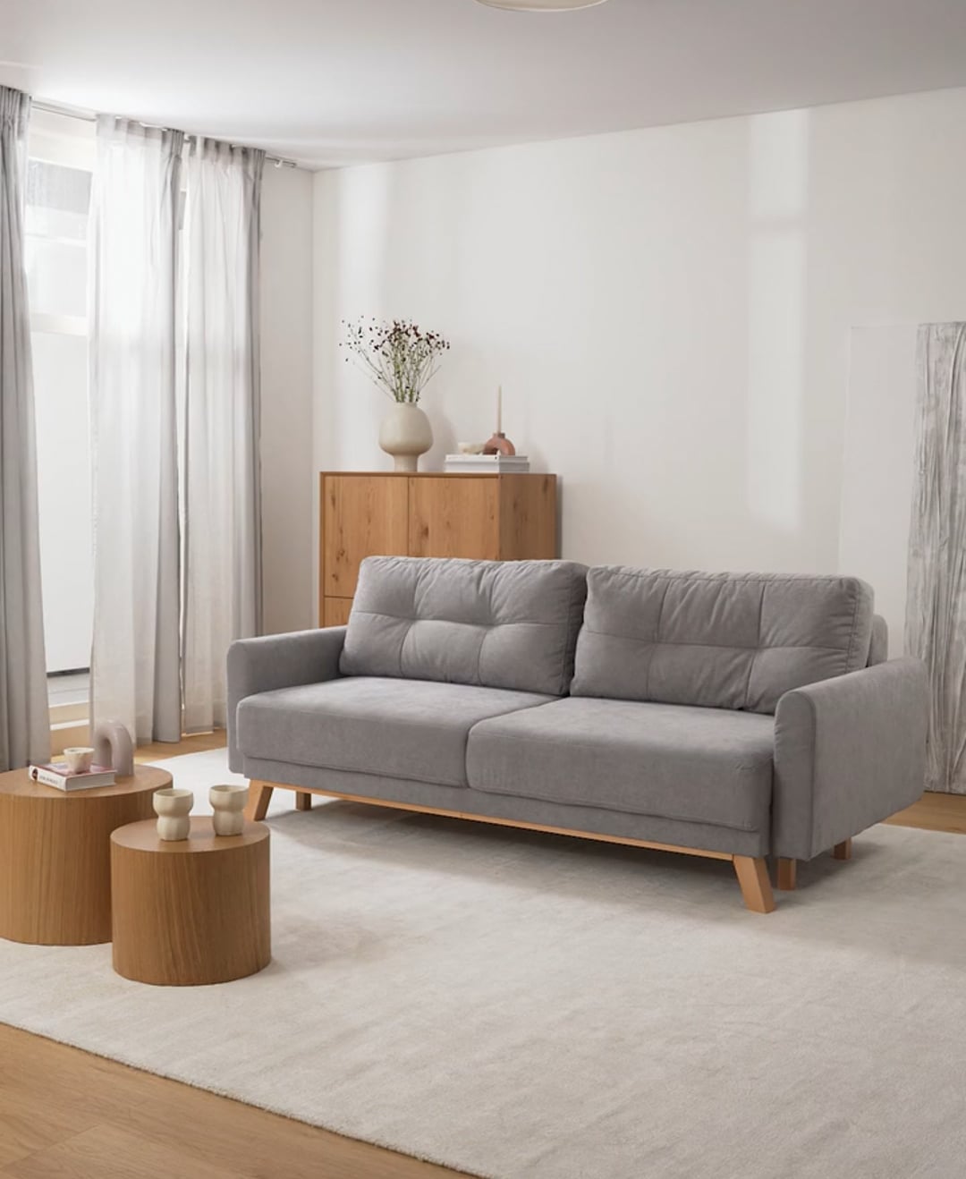 Sofá cama pequeño de terciopelo gris (3 plazas) Balio, abatible | Westwing