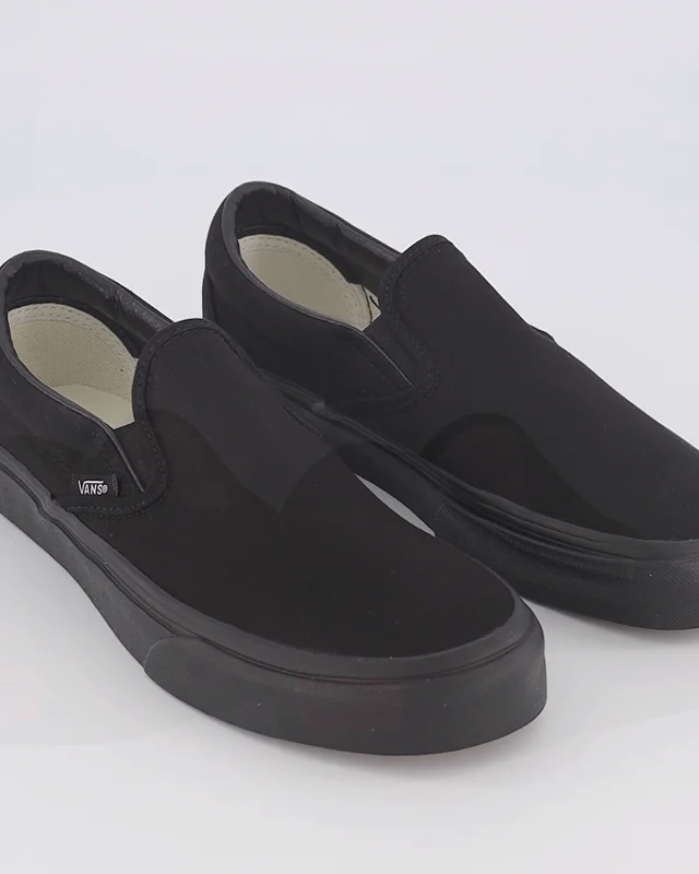 All black hot sale slip on