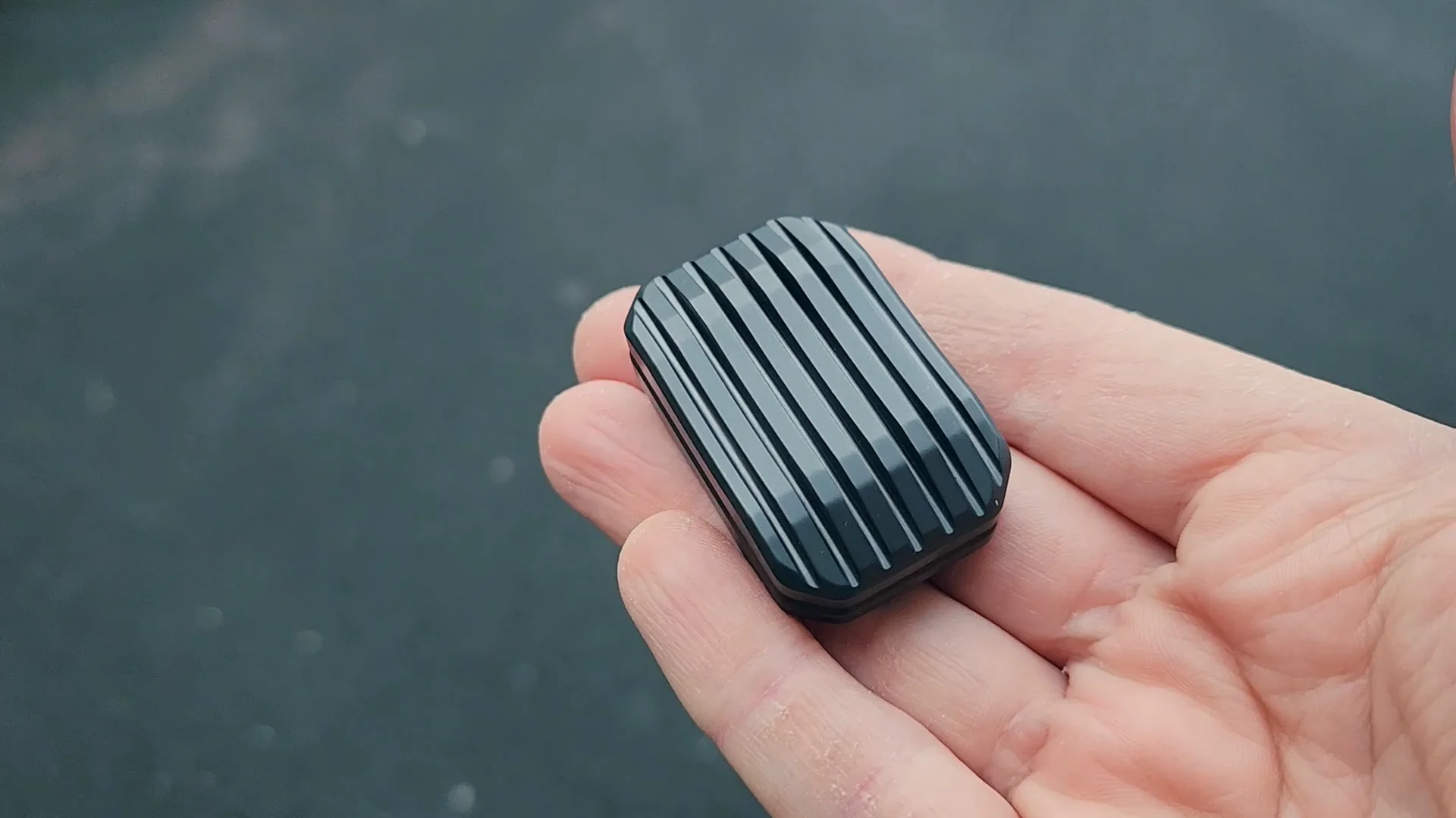 Egg Slicer™ - 3-Click Titanium Slider – Magnus Fidgets