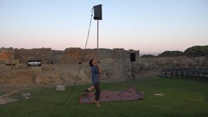 L’artista de circ Amer Kabbani actua a Portalblau