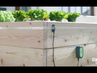 Der Elektrische Scheckenzaun sch&amp;uuml;tzt Ihr Gem&amp;uuml;se sicher und ohne Gift vor Schnecken. Im Vergleich zu anderen Bek&amp;auml;mpfungsmethoden ist der Elektrische Schneckenzaun unbedenklich f&amp;uuml;r Mensch und Tier! Das Funktionsprinzip: Das stromf&amp;uuml;hrende Zaunband bildet eine un&amp;uuml;berwindbare Barriere f&amp;uuml;r alle Arten von Schnecken im heimischen Garten. Das Zaunband verf&amp;uuml;gt &amp;uuml;ber zwei parallele verlaufende, elektrisch leitf&amp;auml;hige Kontaktb&amp;auml;nder. Stellt die Schnecke bei dem Versuch, das Zaunband zu &amp;uuml;berqueren eine Verbindung zwischen beiden Kontaktb&amp;auml;ndern her, so flie&amp;szlig;t kurzzeitig ein geringer Strom. Durch die niedrige Zaunspannung von 9 Volt (Blockbatterie) nehmen die Schnecken keinen Schaden, sondern empfinden lediglich ein unangenehmes Kribbeln und werden sofort zum Umdrehen bewegt. F&amp;uuml;r andere Tiere und auch f&amp;uuml;r Menschen ist die Wirkung nicht sp&amp;uuml;rbar und absolut unbedenklich. Das selbstklebende Zaunband l&amp;auml;sst sich auf beinahe allen Arten von Untergr&amp;uuml;nden (Holz, Metall, Kunststoff, Stein, Beton) einfach und dauerhaft befestigen und kann bei Bedarf gek&amp;uuml;rzt werden. Die Verl&amp;auml;ngerung des Zaunbands ist optional mithilfe eines 10 m Zaunbands, sowie den Zaunbandverbindern problemlos m&amp;ouml;glich. Der Anschluss der Zaunb&amp;auml;nder am Stromger&amp;auml;t erfordert keine Vorkenntnisse. Mithilfe des Kontaktclips, welcher am Stromger&amp;auml;t angeschlossen ist, kann das Zaunband angeschlossen und mit Strom versorgt werden. Zwei Kontroll-LEDs erm&amp;ouml;glichen die sichere &amp;Uuml;berwachung des Batteriezustands und der Stromversorgung. Mittels Beetverbinder k&amp;ouml;nnen auch mehrere Beete mit einem einzigen Stromger&amp;auml;t betrieben werden. So l&amp;auml;sst sich der Zaun auf maximal 30 m Gesamtl&amp;auml;nge erweitern. Set bestehend aus: Stromger&amp;auml;t mit angeschlossenem Kontaktclip und Halteplatte, 10 m Zaunband, 9 V Batterie