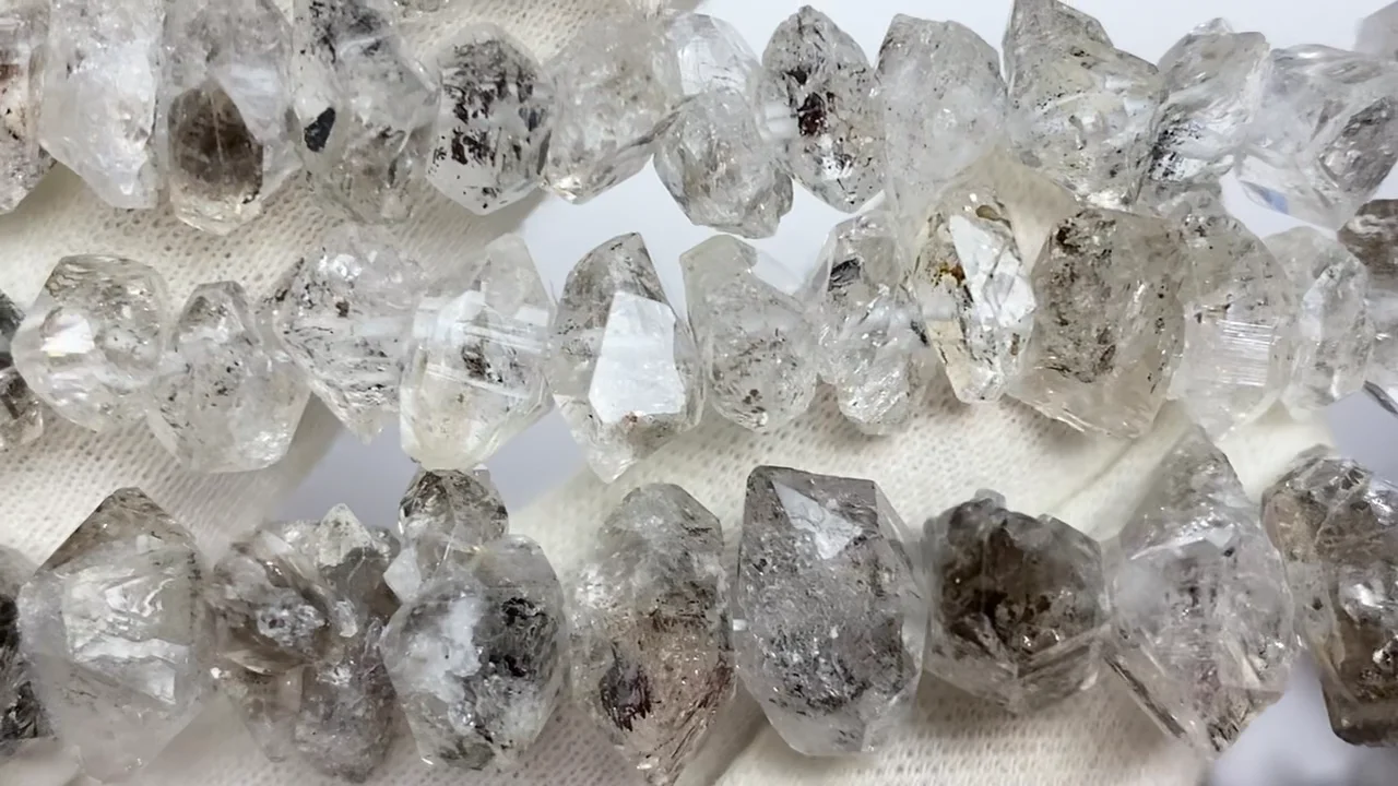 動画】パキスタン産ダブルポイントクリスタル 半連/1連(約38cm