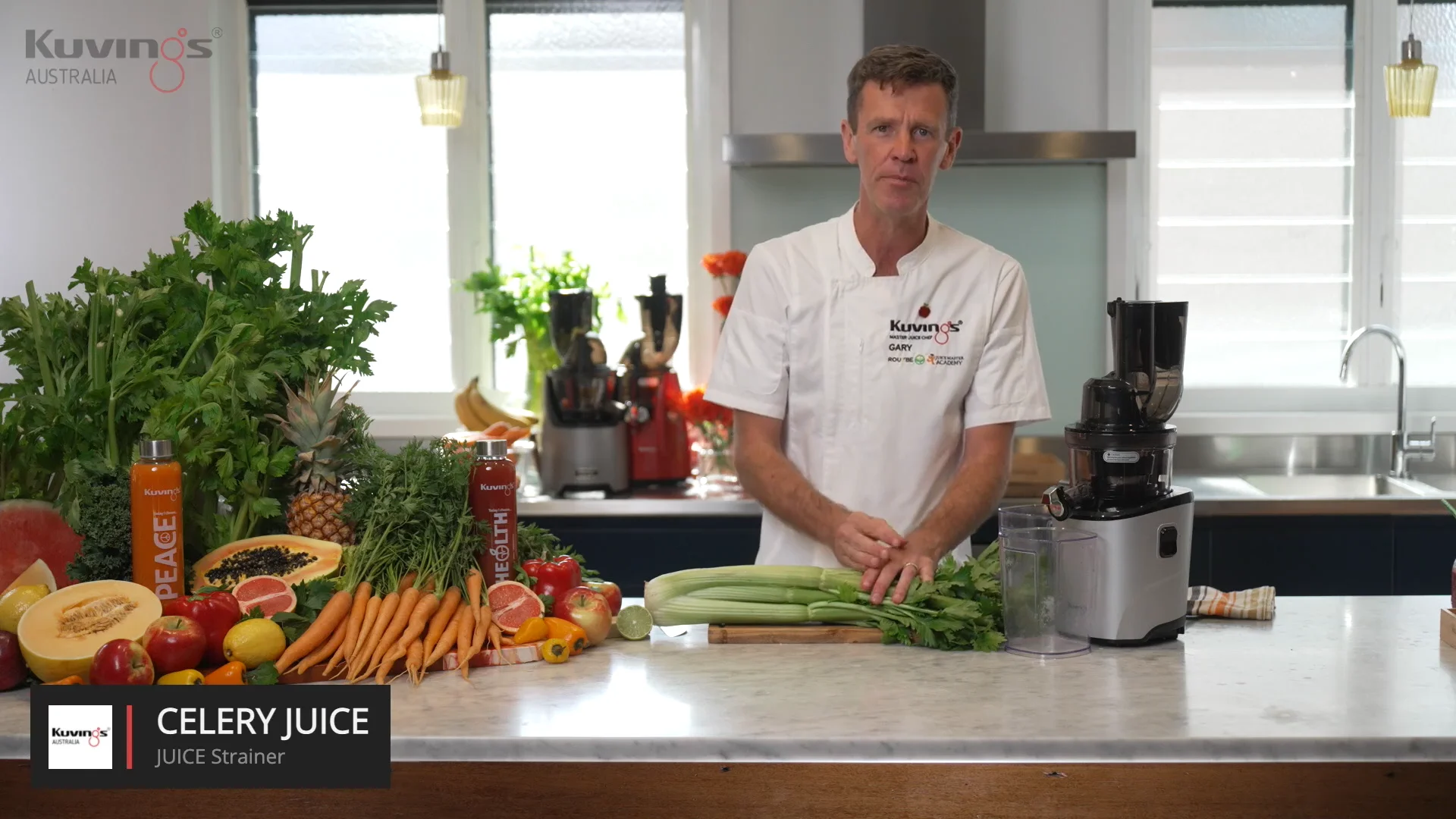 Juicing Leafy Greens in Kuvings REVO830 Cold Press Juicer on Vimeo