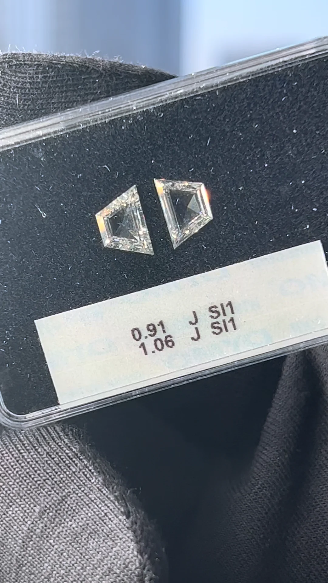 J Color diamonds, 1.06 & 0.91 carats, trapeze shape, both SI1 clarity