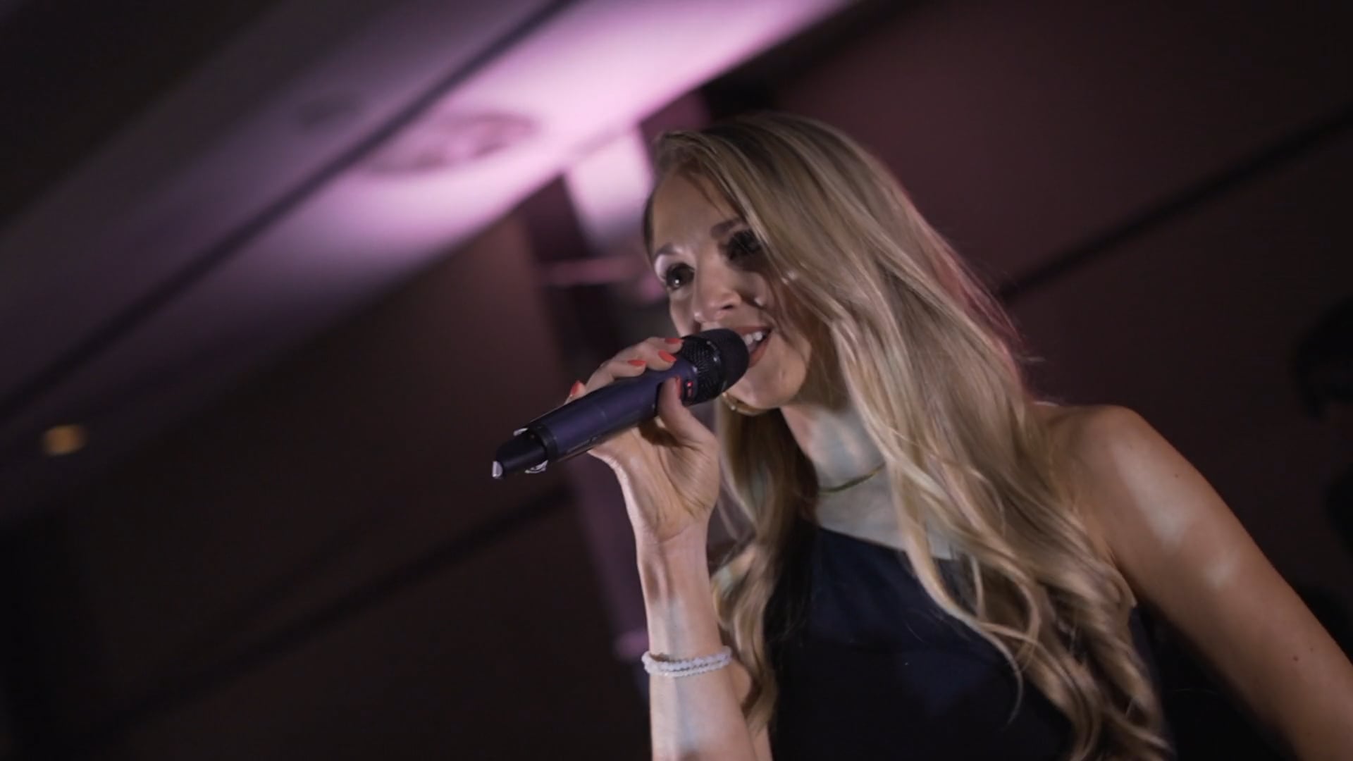 Christina sings "Man I Feel Like A Woman"