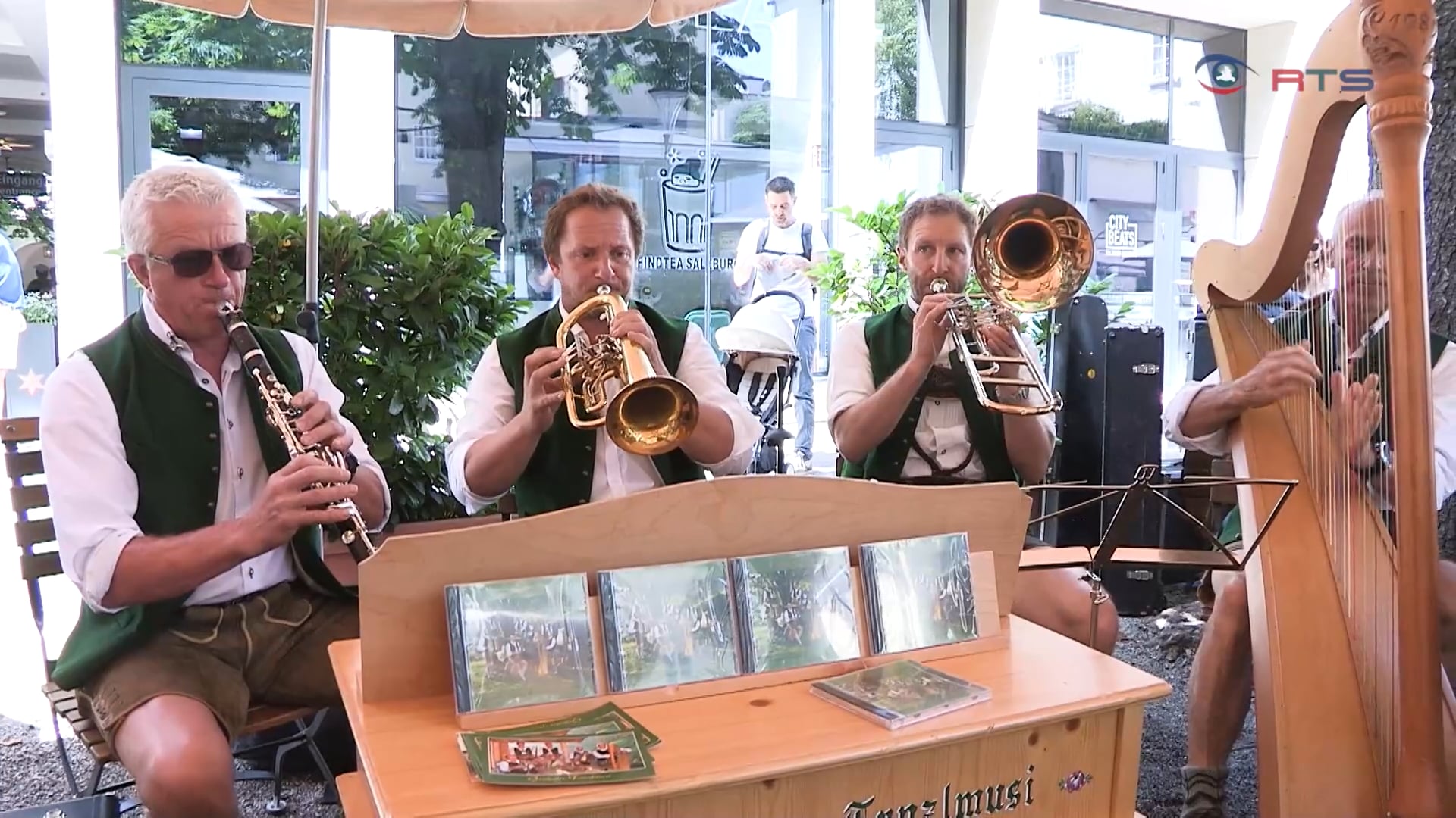 musikanten-gehen-auf-die-strasse